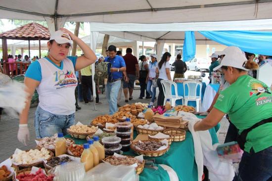 Feria gastronómica se realizó ayer en el parque central de Manta