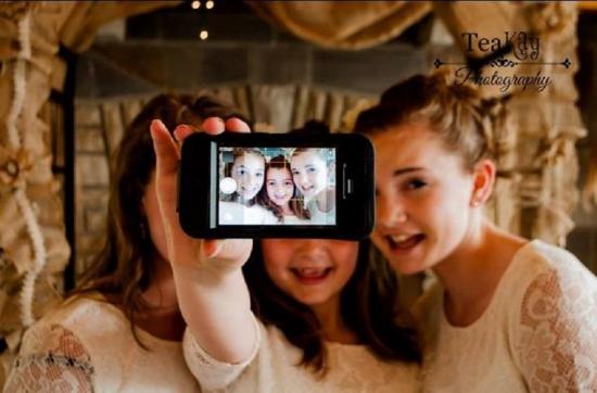 Los selfis aumentan contagio de piojos en alumnos, según estudio