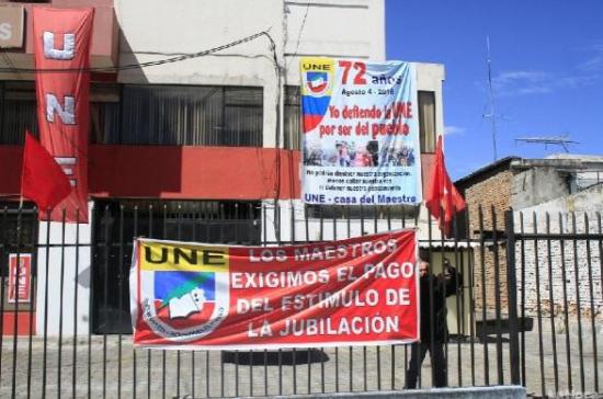 Denuncian presencia policial en las sedes de la UNE en Quito y Guayaquil