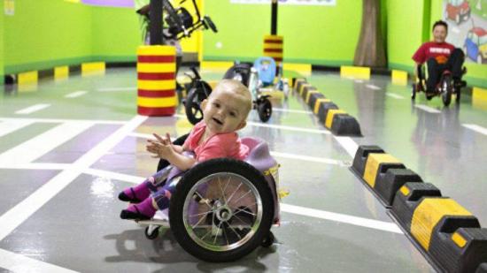Fabricaron una silla de ruedas casera para su bebé con parálisis