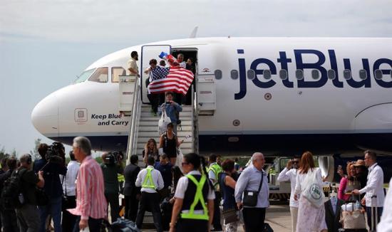 El primer avión regular de EE.UU. aterriza en suelo cubano luego de 55 años