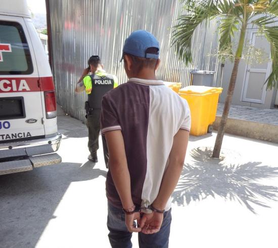 Un hombre es detenido al intentar robar dentro de un bus en Portoviejo
