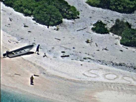 Las siglas SOS en una playa lleva a rescate de una pareja