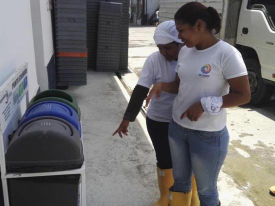 Trabajadores de Dufer aprenden sobre el uso de residuos sólidos