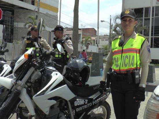 Seis mujeres policías brindan seguridad en motocicletas