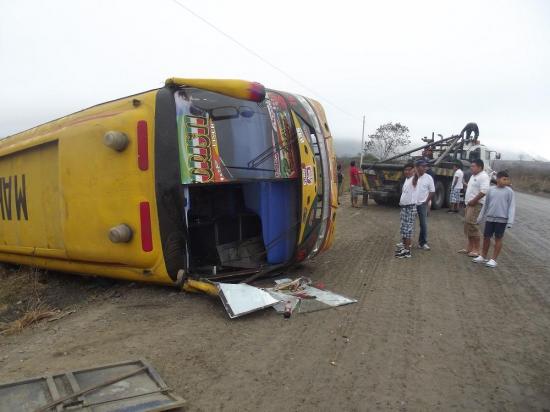 Dos personas heridas tras volcarse un bus en la vía Montecristi-Jipijapa