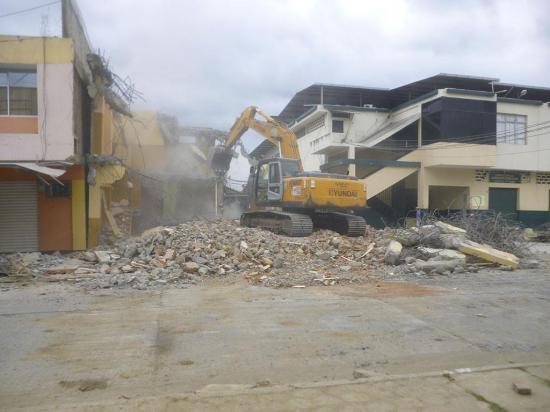 Se han demolido 134 viviendas afectadas en Tosagua.