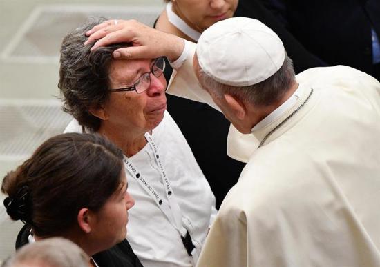 El papa urge al diálogo durante la audiencia a víctimas de atentado en Niza