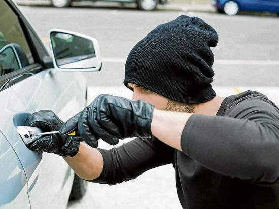 Adolescente es detenido por robar un carro