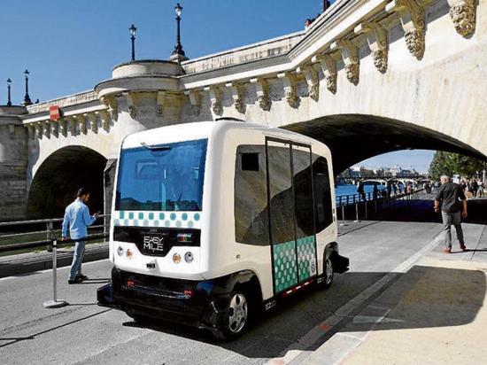 Minibús cuadrado y sin conductor recorre las calles de París