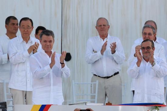 Santos y 'Timochenko' firman la paz de Colombia y terminan 52 años de guerra