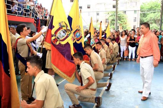 Cientos de estudiantes juran lealtad a la Bandera Nacional