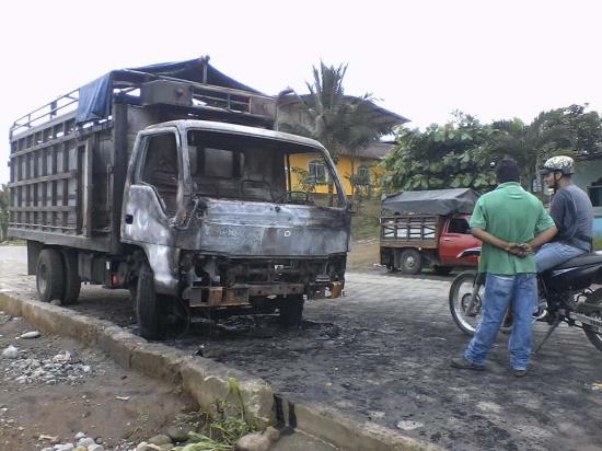 Las llamas destruyen camión cerca a un taller mecánico