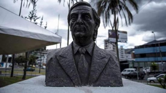 Atacan el busto de Néstor Kirchner antes de la visita de Cristina a Ecuador