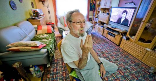 Fumador de 78 años logra victoria judicial para no ser desalojado de su vivienda
