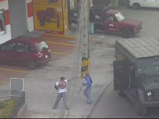 Hombres armados asaltan carro blindado en pleno día