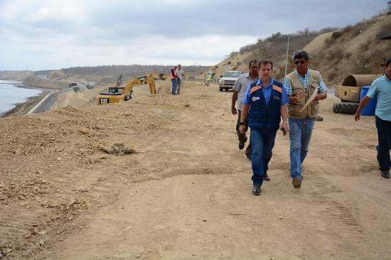Ministro de Transporte y Obras Públicas recorre trabajos de reconstrucción en Manta