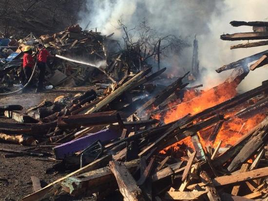Incendio consume depósito de madera en San Juan de Manta