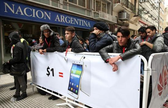 Cientos de personas hacen cola para conseguir celulares a 1 peso