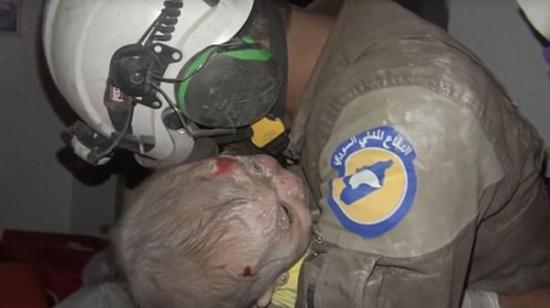 Un rescatista salva a bebé y llora desconsoladamente en Siria