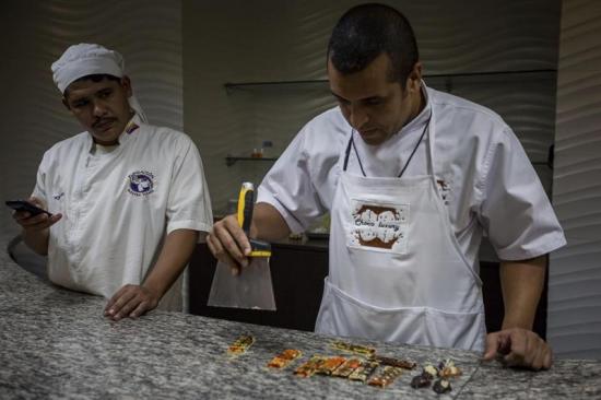 Cientos de venezolanos participan en la mayor cata de chocolate del mundo