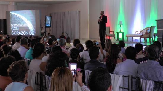 Dr. Misael González dicta charla motivacional en Portoviejo