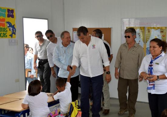 Presidente Correa arribó a Chone y recorrió la unidad educativa Magaly Masson