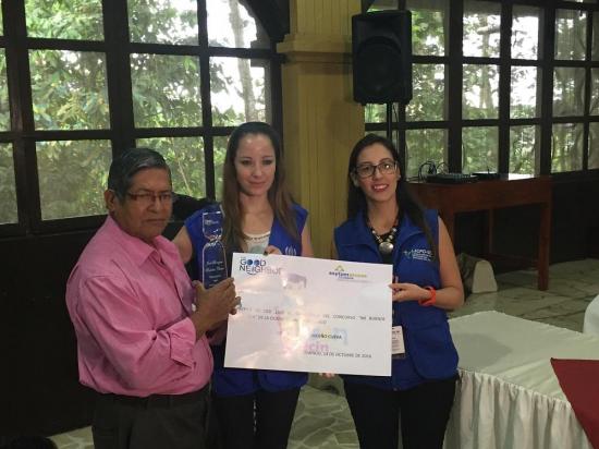Dos santodomingueños reciben premio por su acción solidaria