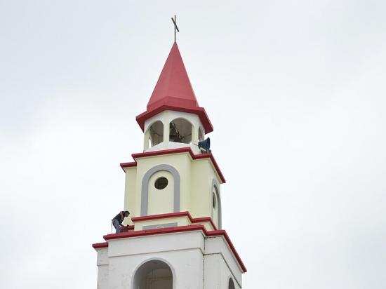 Con la autogestión de  feligreses mejoran la iglesia de Charapotó