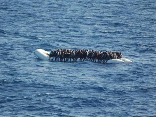 Rescatan del mar a 301 inmigrantes