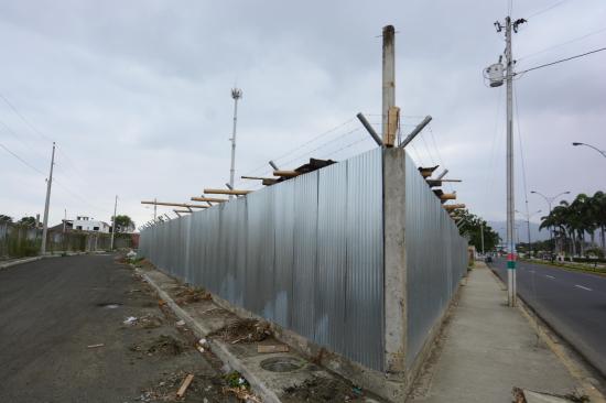 Retoman obras para el nuevo edificio de CNT en la avenida Manabí