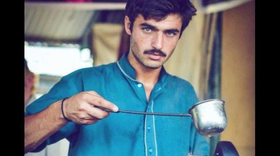 Joven pakistaní pasó de vendedor de té a modelo de una importante campaña de ropa