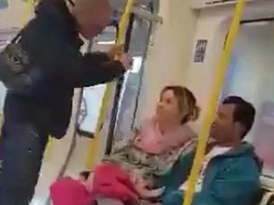 Mujer defiende a un hombre de un ataque racista en el metro