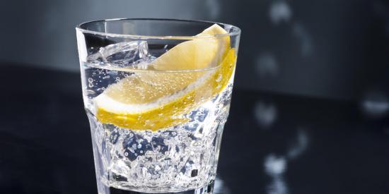 Tomar agua con gotas de limón tiene más beneficios de lo que piensas