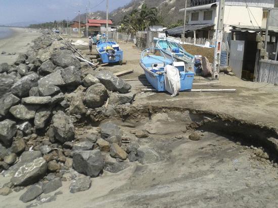 Destrucción por aguajes en la playa El Matal