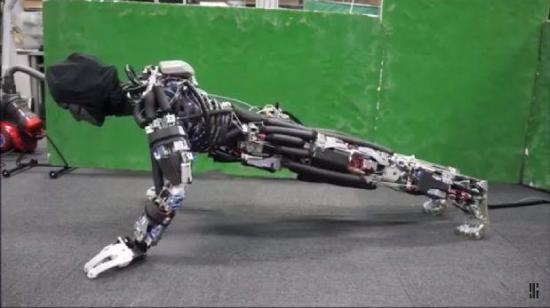 Científicos japoneses presentan a Kengoro, el robot que suda