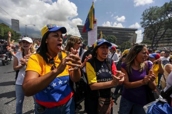 Cientos de mujeres marchan en Caracas para exigir reactivación de revocatorio
