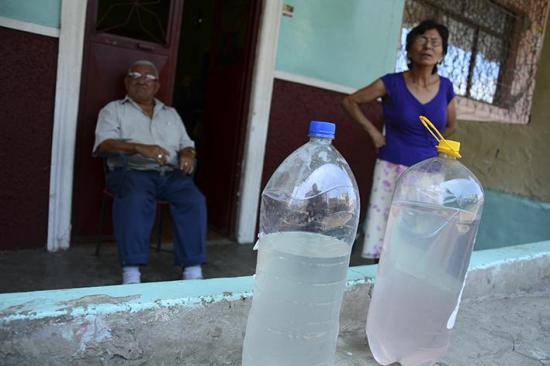 Agua con mal olor los afecta a moradores de varios barrios de Manta