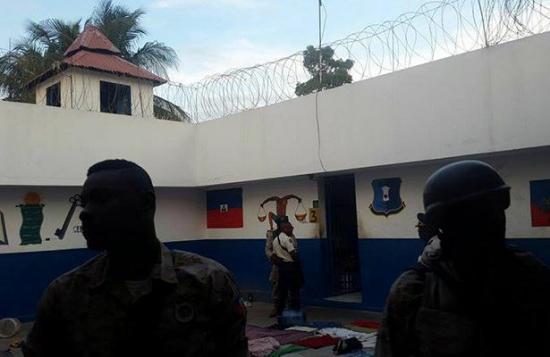 Más de 100 reclusos se fugan de cárcel haitiana Arcahaie, dejando muertos y heridos
