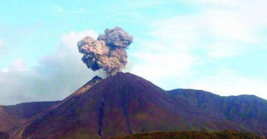 Volcán Reventador presenta actividad eruptiva alta, según el Instituto Geofísico