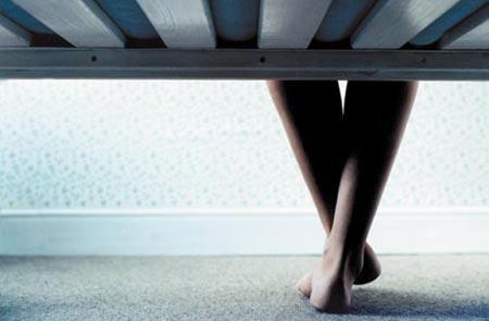 Acusan a hombre en EE.UU. por guardar cadáver bajo la cama durante una semana