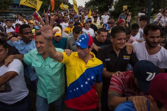 Parlamento de Venezuela puede declarar abandono de cargo de Maduro, dice Capriles