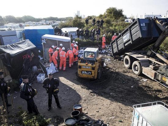 Desmantelan las casas del campamento de inmigrantes de Calais