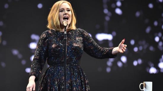 Adele invita a votar por Hillary Clinton durante concierto en Miami