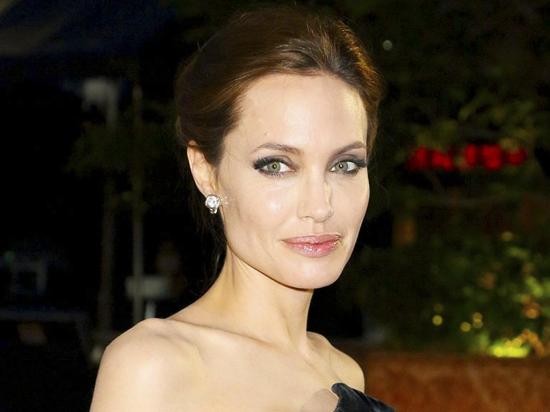 ¿Será que Angelina Jolie se arrepintió de su divorcio?
