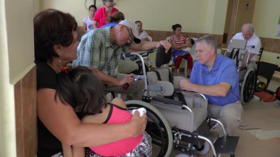 Niños con parálisis cerebral reciben sillas especiales