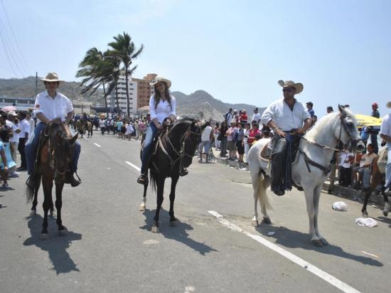 Un grupo de jinetes  prepara una cabalgata  en Bahía de Caráquez