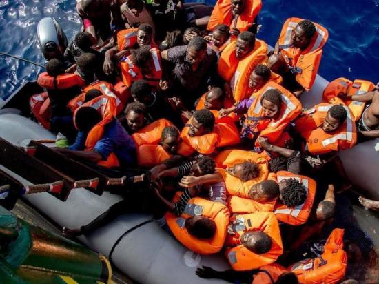 Guardia costera rescata a 933 inmigrantes en el mar mediterráneo