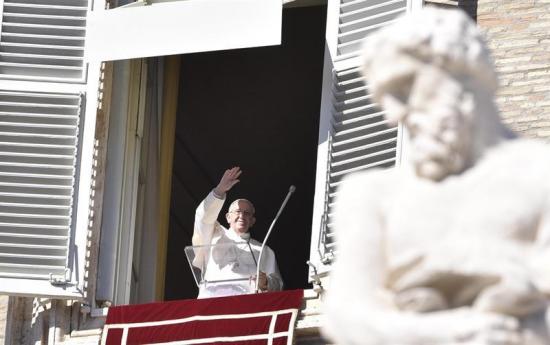 El papa Francisco ora por los afectados del terremoto en Italia