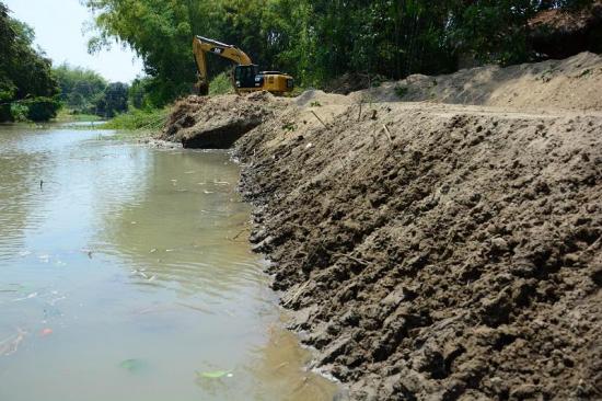Trabajan en el desazolve de los ríos Chico y Chamotete para evitar inundaciones
